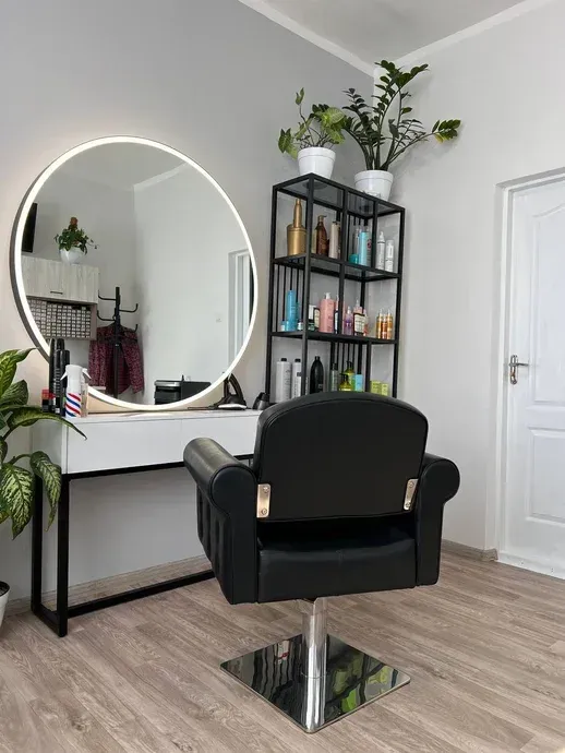 Круглое зеркало Bloomery в интерьере салона красоты