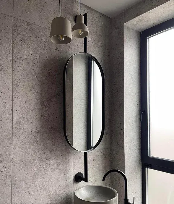 Овальне дзеркало LuxFrame 10 у чорній сталевій рамі на профіль-трубі Bloomery