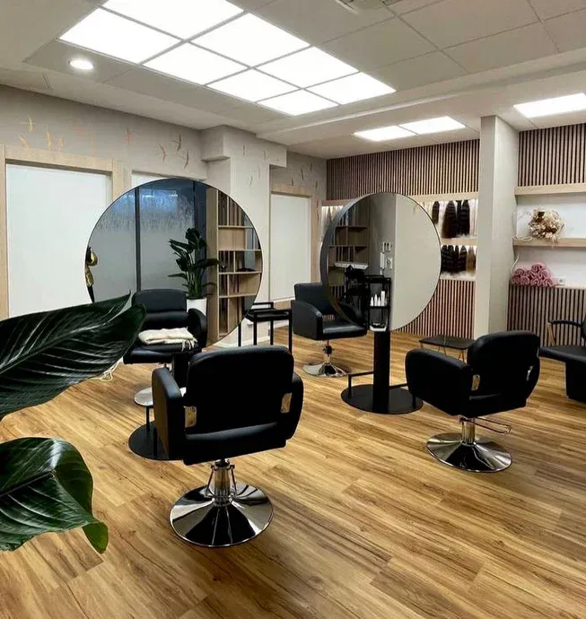 Круглі двосторонні дзеркала Bloomery в інтер'єрі салону краси