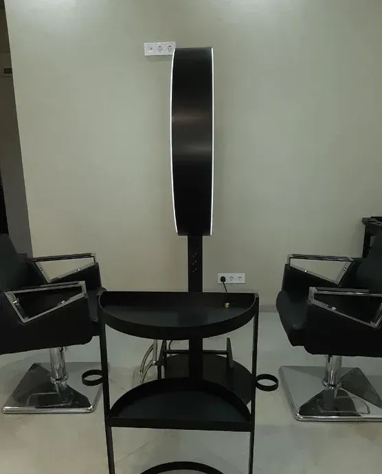 Круглое двустороннее LED-зеркало с розетками между двумя рабочими местами