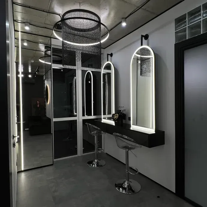 Арочні LED-дзеркала Bloomery в інтер'єрі салону краси