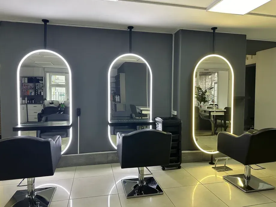 Подвесные LED-зеркала Bloomery в интерьере салона красоты