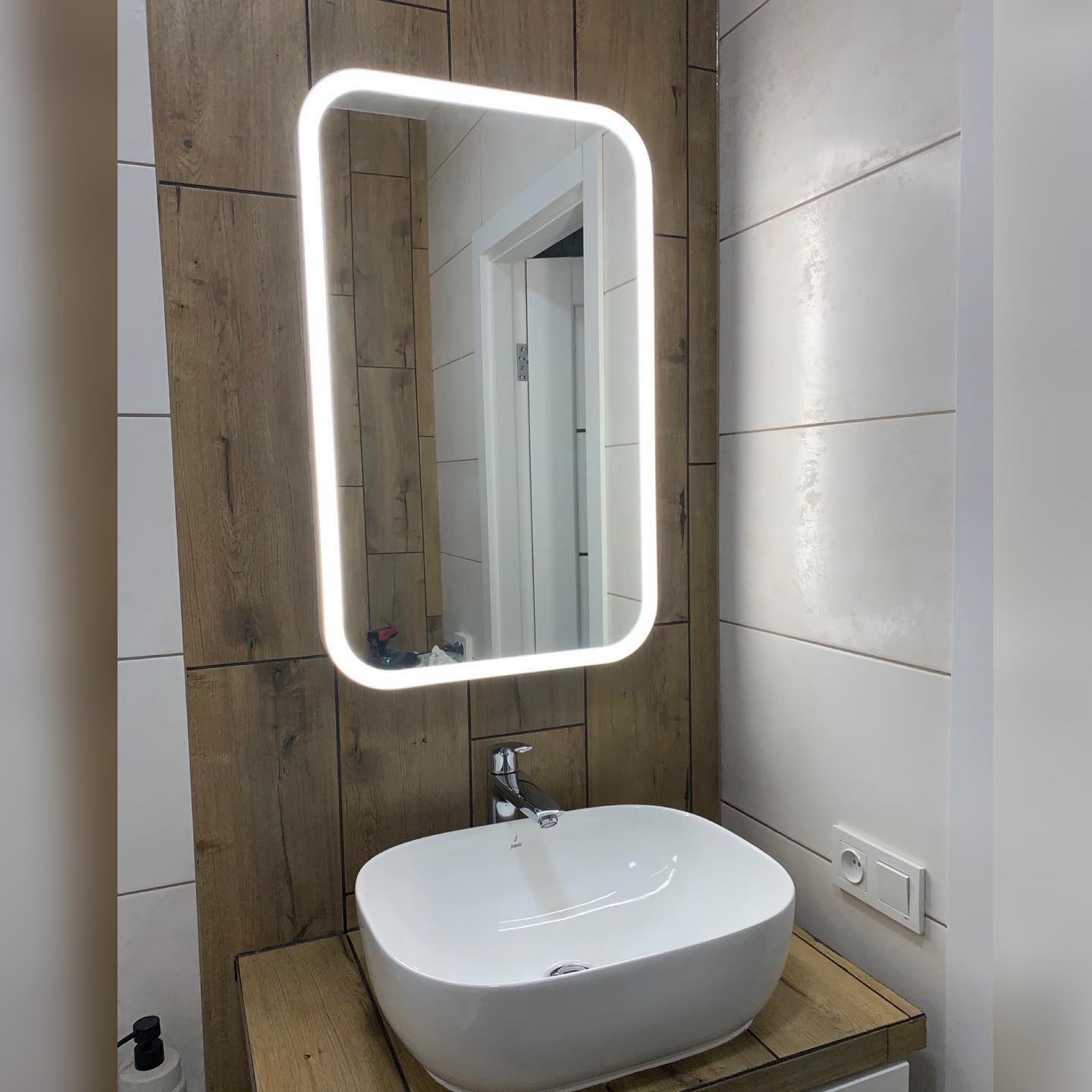 Дзеркало з заокругленими кутами в сталевій рамі з фронтальною LED підсвіткою для зони догляду