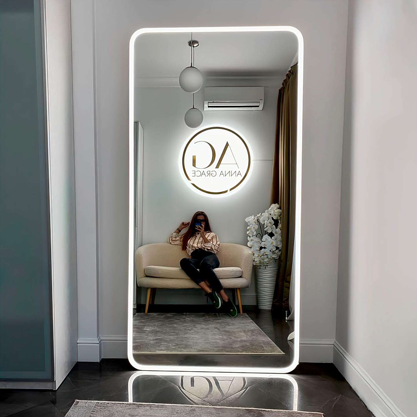 Велике дзеркало 180x80 см у сталевій рамі з фронтальною LED підсвіткою в інтер’єрі
