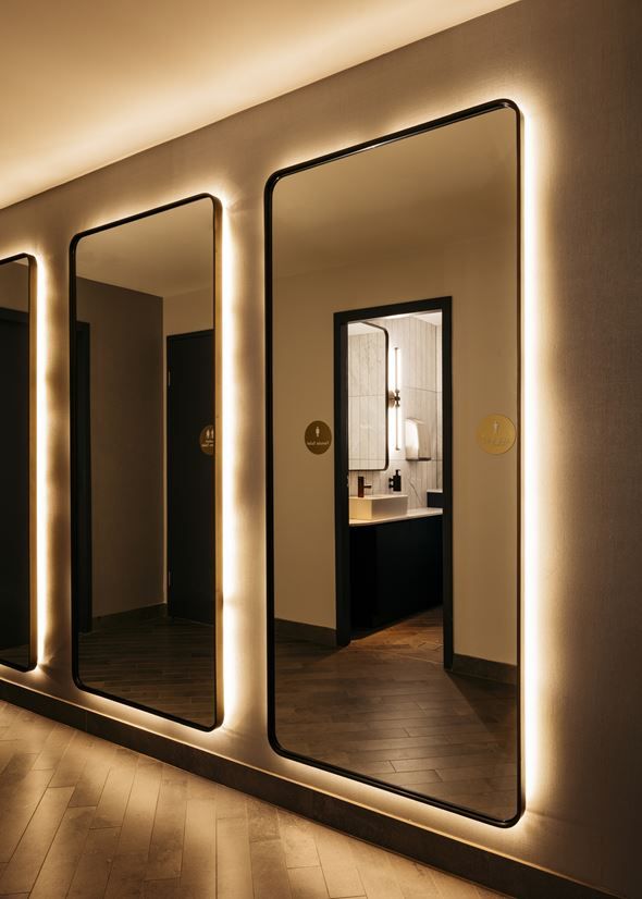 Дзеркало 220x100 см у чорній сталевій рамі з контурною LED підсвіткою для комерційного інтер’єру