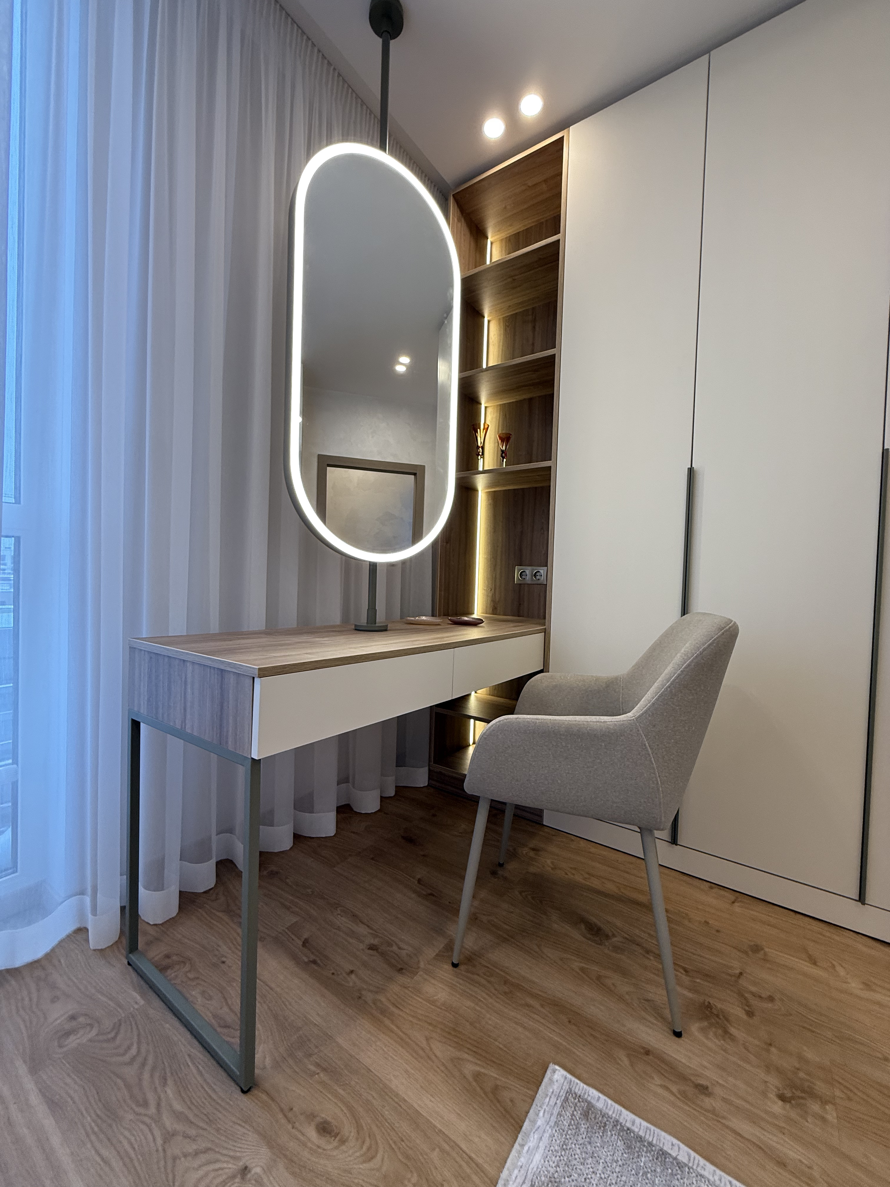 Овальне поворотне дзеркало LuxFrame 15 з фронтальною LED 24V підсвіткою в інтер’єрі