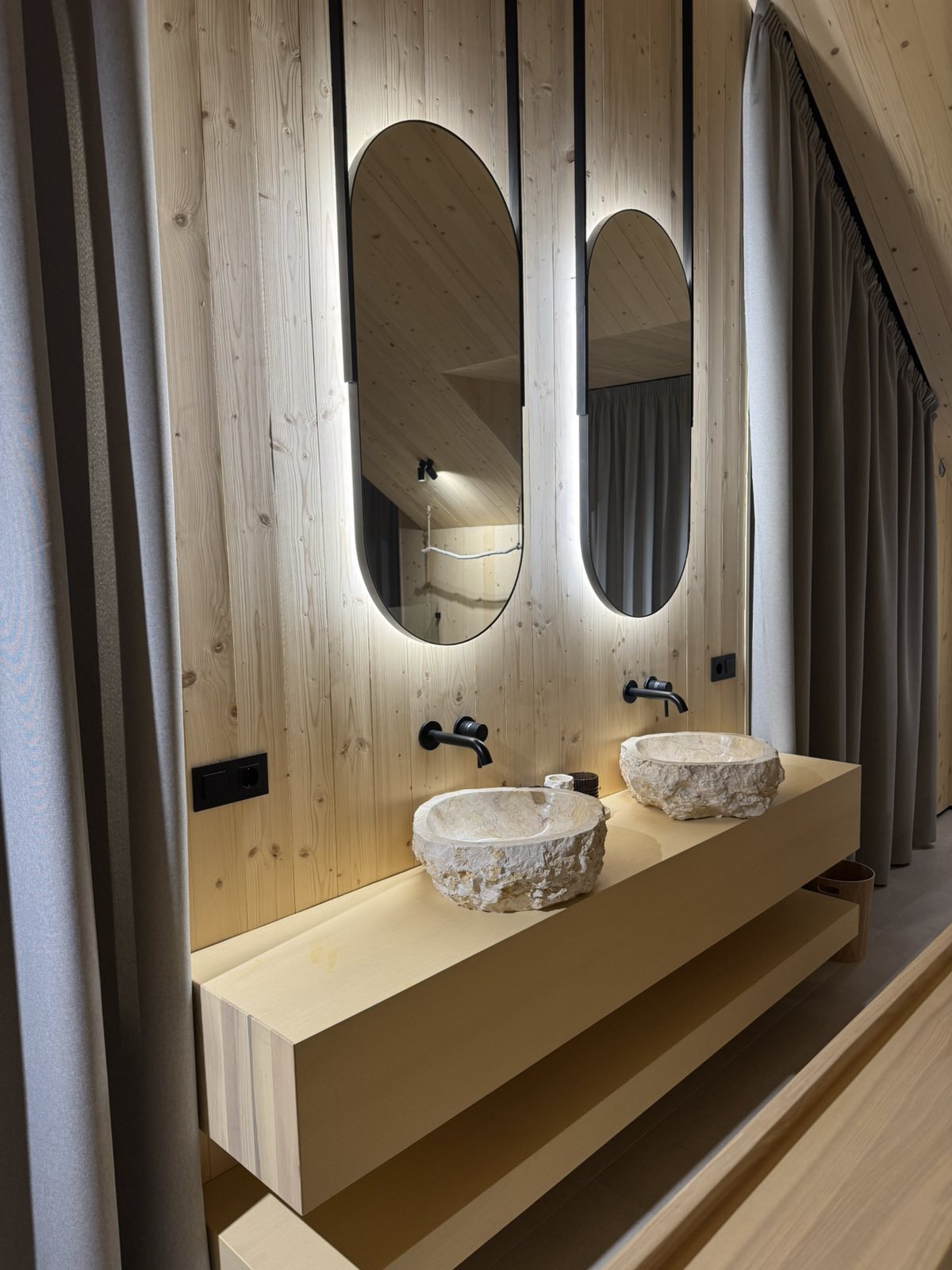 Овальне дзеркало LuxFrame 07 на профілях з фоновою LED 24V-підсвіткою Bloomery