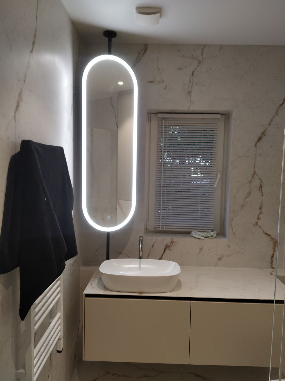 Овальне поворотне дзеркало LuxFrame 14 з фронтальною LED 24V підсвіткою в чорній рамі Bloomery